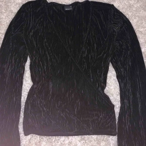  - Super fin bekväm svart blus från GinaTricot i ett ribbat mönster. Står stork xs men är väldigt stretchig och luftig i modellen så passar fler i storleken, själv har ja oftast s och passar ändå. Kontakta för frågor och mer information🖤