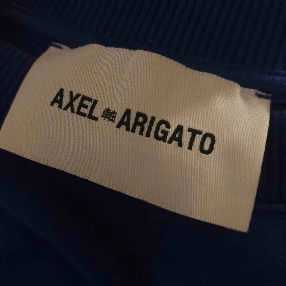 INTRESSEKOLL- så skön sweatshirt i kobolt blått från Axel Arigato!! Använd fåtal gånger och är i nyskick💕 Strl Xs i herr storlek, så den är en S/M i storlek men man kan stoppa in den snyggt och den är annars snyggt oversized💗 Nypris: 1499 kr. Hoodies.