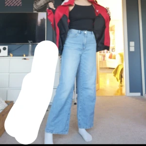 vida/raka jeans - säljer dessa super fina vida/raka jeansen i en ljusblåfärg. storlek 40 men jag har haft dom som är en 38 lite '' oversized''. Hör av er för fler bilder eller info💓💓