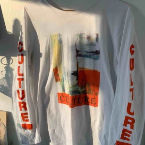  - Fin tröja från NA-KD. Köparen står för frakten, skriv om ni vill ha fler bilder på❤️