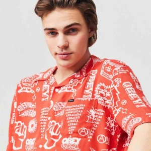  - obeyskjorta i fint skick. Nypris 799kr