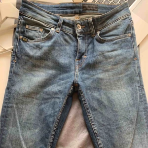  - Säljer mina Tiger of Sweden jeans, blå/grå färg. Fint skick och sparsamt använda. Storlek 26 i midjan och 30 i längd. :) ganska så stretchiga. köparen står för frakt. 