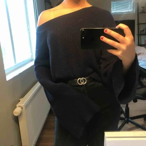  - Stickad blå tröja med utsvängda armar från NAKD. Köparen står för frakt!