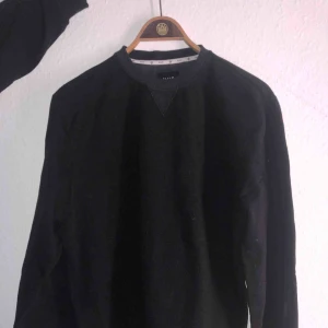  - Svart sweater från HUF, shippas från Danmark till Sverige för 59 kr🙏