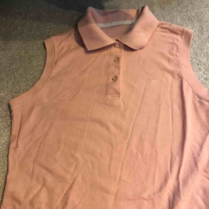  - Ljusrosa polo-linne. Lite längre, jättefin att ha över kjol! 