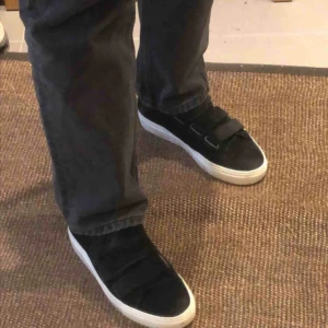  - Jättelånga fint gråa jeans från collusion, 28/34 passar perfekt på mig som är 175 men går självklart att sy upp dom också!🥰 skulle säga att dom passar xs-m beroende på hur man vill att dom ska sitta, men är gjorda för en liten bagge fit! Frakt 90kr!💞