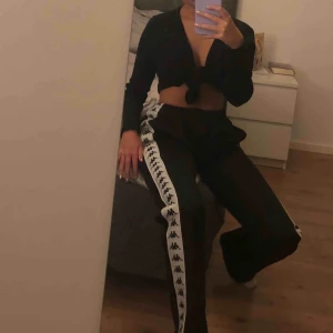  - KAPPA Astoria Snapper Pants. Använda en gång och passar mig som har storlek xs-small då man kan dra åt dem i midjan🦋💕frakt tillkommer