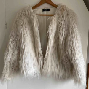  - En offwhite fuskpäls jacka från SisterS point!🥰 bra skick. Köparen står för frakt ❤️