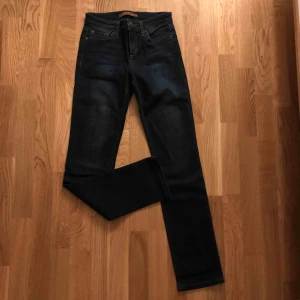  - Jeans använda 2-3 gånger. Stretchiga och väldigt sköna. För små pga graviditet. 