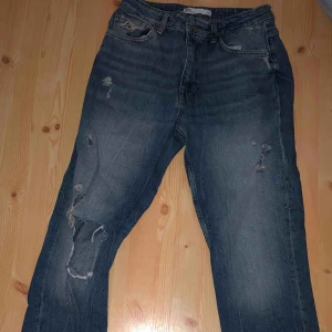  - Jätte fina Jeans från Zara i storlek 38, knappt använda🍒