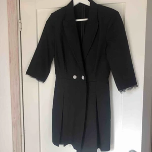 Jumpsuit - Superfin, smickrande jumpsuit som ser ut som en lång kavajklänning! Figursydd. Använd en gång, perfekt skick. Fri frakt 