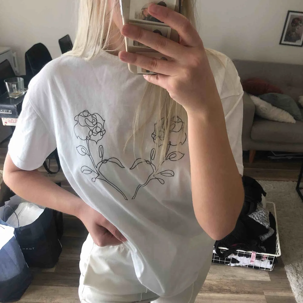 Oanvänd t-shirt med lappen kvar, kommer tyvärr inte till användning 🌹 50 kr frakt. T-shirts.