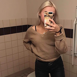  - Beige stickad tröja med v-ringning.  Storlek M så lite oversized.