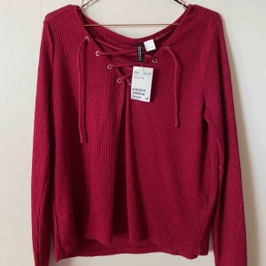  - Tröja från h&m som aldrig är använd. Storlek L men passar lika bra på en (M, L , XL).  Den är lite urringad men inte så farligt.  + frakt, kanske kan bjuda på hälften utav frakten :)