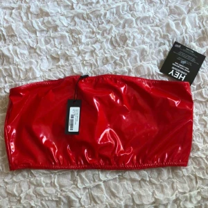  - Röd vinyltopp från Nelly, helt ny med lapp kvar 😍