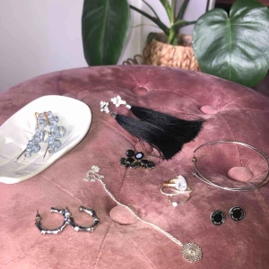  - Halsband och ringar är i äkta guld och silver (pläterade) 🌹 Allt är i jättebra skick!