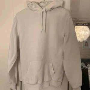 - En vit basic hoodie från H&Ms killavdelning, har blivit noppig men annars bra skick⚡️ frakt blir 79kr 