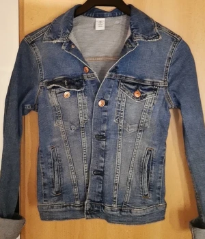 Jeans jacka - Blå jeans jacka i storlek 34. 150 kr inklusive frakt