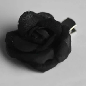  - Liten svart ros- hårklämma- super fin i håret till en bulle! 🥀 