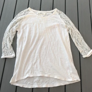 Tröja i storlek 146,152 - En jättefin vit tröja med trekvartslånga ärmar i spetts  i storlek 146,152 som är ungefär som XS. jag har använt denna några gånger men den är fortfarande i bra skick. Den är från h&m. (Frakten ingår i priset)