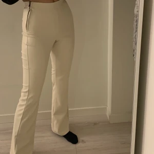 Skinn bootcut byxor - Säljer dessa sjukt fina bootcut byxor som är i fake läder. De är aldrig använda! Frakt tillkommer