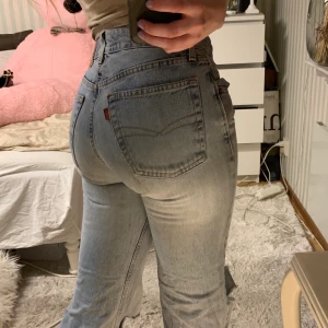 Crocker jJeans - Ett par ljus blåa crocker jeans som är bootcut. Dessa jeans sitter bra på och ser bra ut till de flesta outfits. Säljer pga att dom blivit lite korta i längden.