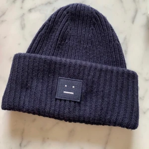 ACNE MÖSSA!🥰 - Säljer min superfina mörkblå acne mössa i fint skick! Nypriset är ca 1200kr  men jag säljer för 670kr Buda i kommentarerna💘💘💘 