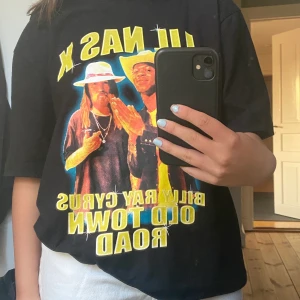 T shirt med tryck - En skön t shirt med tryck, sitter lite större i modellen. Frakt 40kr💜