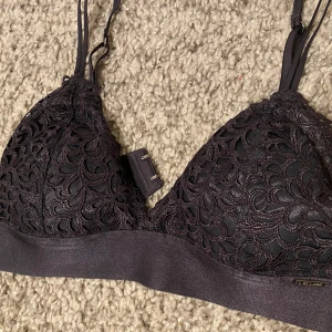 Ella M bralette  - En superfin marinblå bralette från Ella M, köpt på Lindex. Endast använd en gång då den inte passade så den är i nyskick. Superfina detaljer