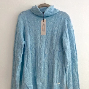 Oanvänd stickad tröja från Lindex - Säljer denna stickade tröja i storlek S från Lindex, helt oanvänd och prislappen sitter kvar. 