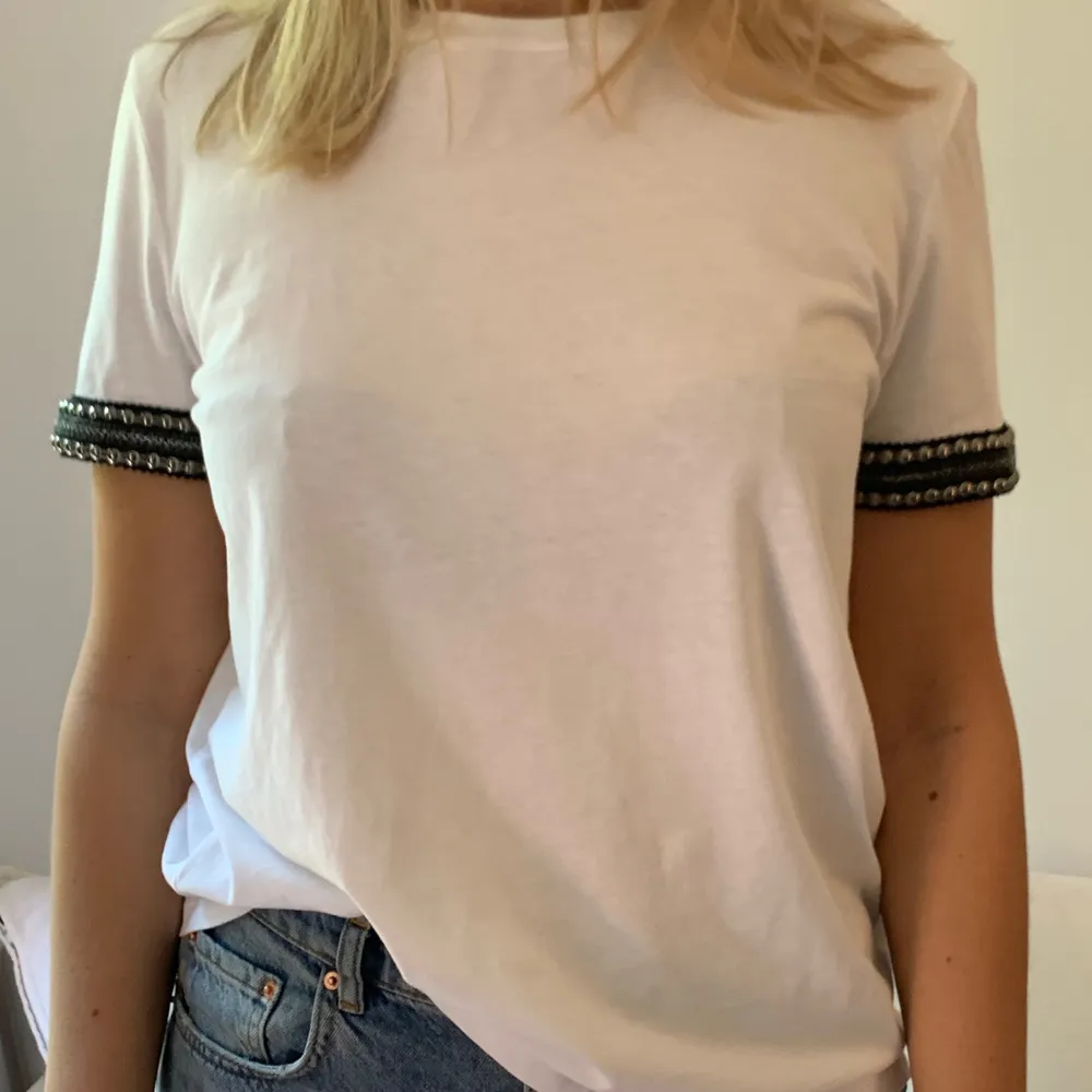 Jätte snygg och simpel T-shirt från Zara med coola detaljer på ärmen!! . T-shirts.