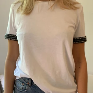Vit T-shirt från Zara - Jätte snygg och simpel T-shirt från Zara med coola detaljer på ärmen!! 