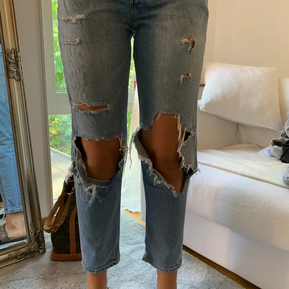 Håliga jeans från HM, skit snygga med perfekt slitning!!!! Jag är 180 lång och andvänder därför inte dessa lika mycket längre då dem är för korta. . Jeans & Byxor.