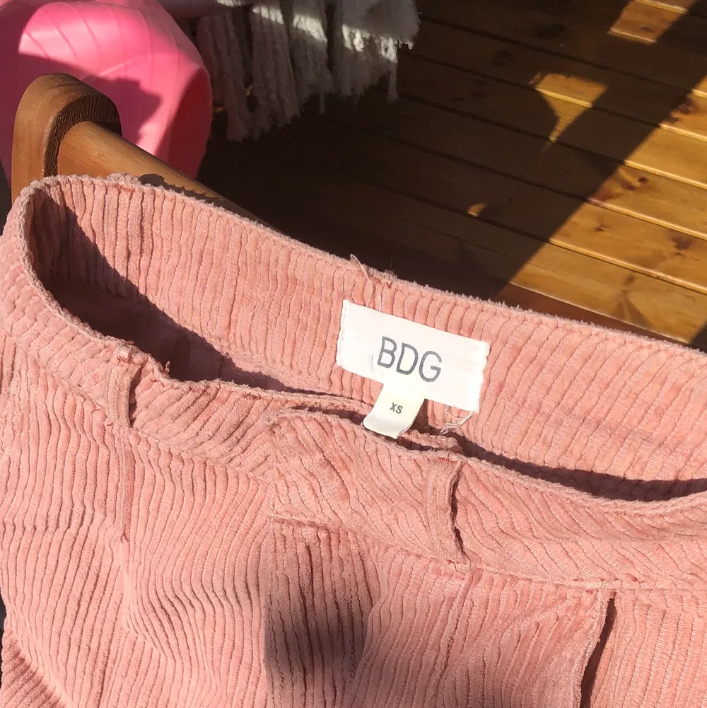 Supersöta laxrosa byxor från Urban Outfitters i XS, lite stora i storleken så mer åt S/w26. Vid ankeln på mig som är 163 så perfekta byxorna för dig som är kort 💘💘💘 frakt 50kr, kan även mötas upp i Halmstad ✨. Jeans & Byxor.