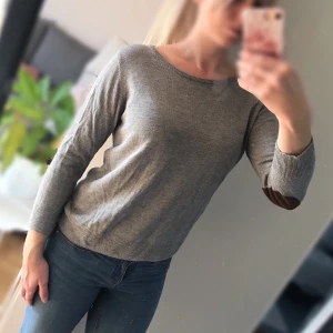 Grå tröja S - Grå tröja med bruna armbågsdetaljer. Storlek S. 