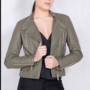 Skinnjacka militärgrön - Jacka från Chiquelle aldrig använd storlek M. Nypris 700kr mitt pris 300kr ink Frakten buda gärna de börjar på 300kr. 