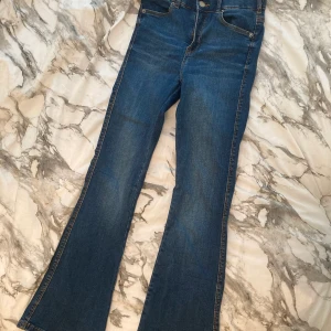 De Denim Bootcut jeans - Bootcut jeans i storlek S, endast använda vid ett tillfälle i cirkel 20 minuter haha