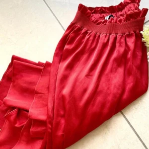 Långkjol! - Röd långkjol. Superfin nu till hösten! Den är lite större i storlek så skulle passa S eventuellt M. Använd en gång