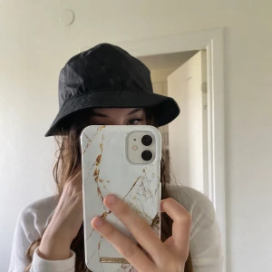 Svart buckethat! - Söt svart buckethat! På insidan har den ett burberry liknande mönster, så snyggt och kan användas hur man än önskar! Kommer inte ihåg vart jag köpte den men den är i bra kvalitet och passar till allt!!