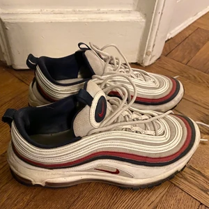 Nike Air Max 97 - Jag säljer mina gamla nike airs som jag köpte i new york 2018 eftersom dem sällan kommer till användning längre. Väldigt bra skick förutom några enstaka repor! +40kr vid frakt ❤️ Annars kan jag mötas upp i sthlm. Nypris 2000kr