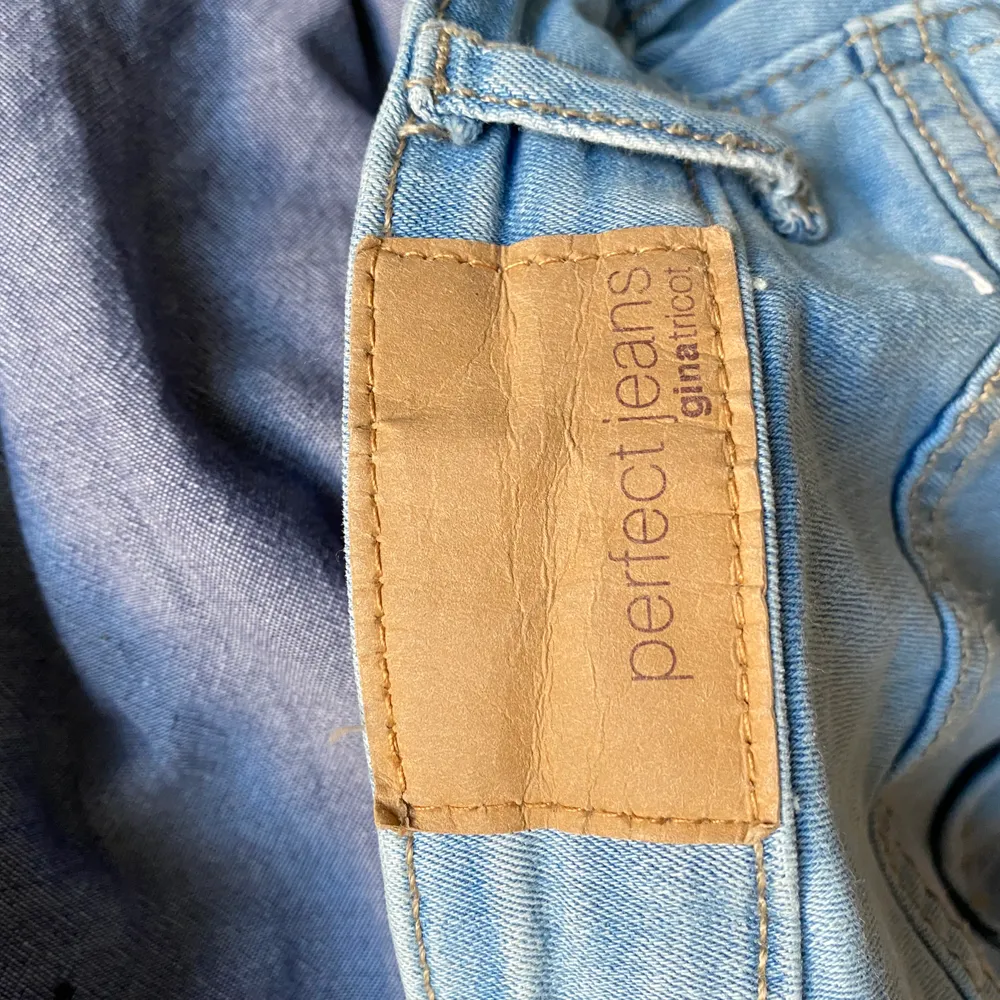 Jeans från Gina Tricot. Storlek M. Modell Molly. Säljs pga används ej. Använts ca 10 ggr. Tighta, sitter bra. 170 kr inklusive frakt!!. Jeans & Byxor.