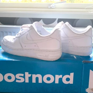 Nike air force 1 - Säljer mina nike air force 1 för att jag aldrig använder dom. Gratis frakt. Storlek 38,5. 