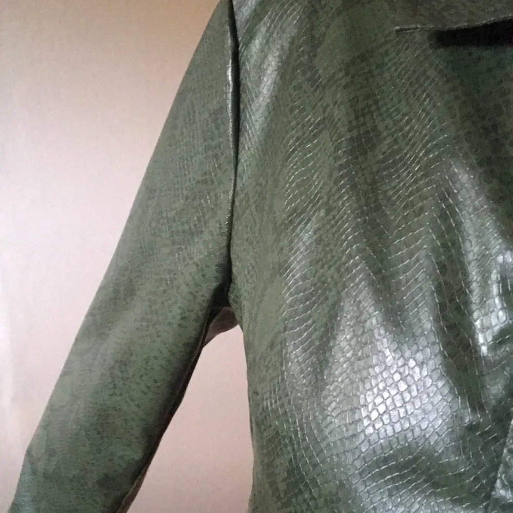 Fin till både vardags och party. Grön jacka köpt vintage passar mig som har S men är du xs är den perfekt då den inte är oversized på mig.. Jackor.