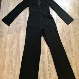 Svart jumpsuit från NAKD - Svart jumpsuit från NAKD i strl S. Slits på armarna och bjup urringning. Snyggaste festoutfiten! 