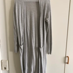 Lång grå kofta - Lång grå kofta, oanvänd! Storlek M/L