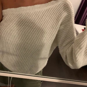 One shoulder stickad  - Stocks vit tröja. Strl S 