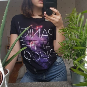 Officiell Panic! At the disco tröja från HOT TOPIC - Panic! At the disco tröja från HOT TOPIC. Aldrig använd. Säljer pga att jag har slutat lyssna på artisten. I bra kondition. Storlek Small.