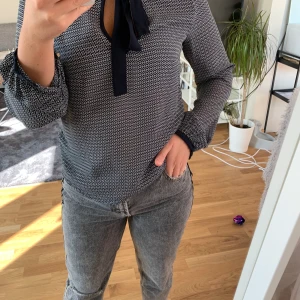 Blus från Lindex. Storlek 34 - Sparsamt använd 