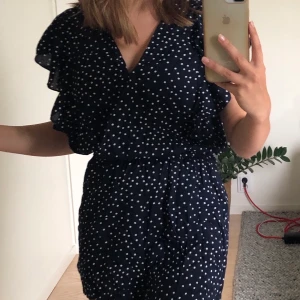 Prickig playsuit - En jättefin prickig omlott playsuit från Cubus i stl XS. Passar även mig som har stl S. (60kr+frakt)💙👗