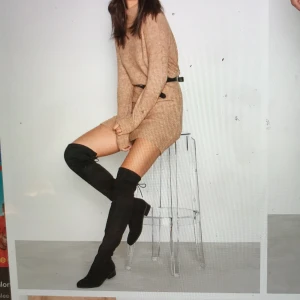 Over knee boots från Nelly - Svarta over knee boots från Nelly. Bra skick. Inga defekter. Nypris 600kr ❤️